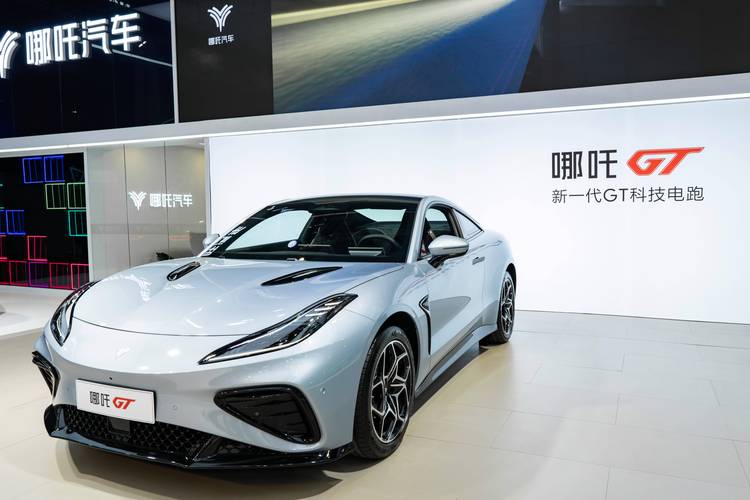 佛山161哪吒汽车在智能汽车领域的表现，领途汽车在新能源汽车市场中的影响力